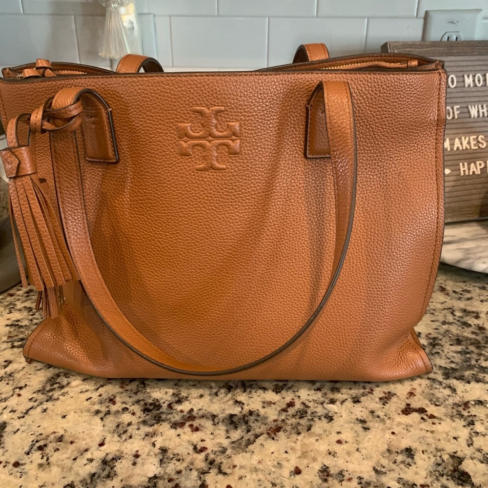 Tory Burch Bag ( Brown) barely used. In good condition and clean.